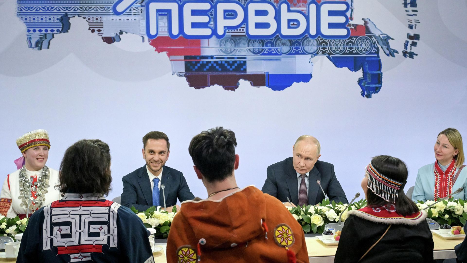 Владимир Путин на встрече с представителями коренных малочисленных народов России в рамках просветительского марафона Знание. Первые в Москве Владимир Путин на встрече с представителями коренных малочисленных народов России в рамках просветительского марафона Знание. Первые в Москве - РИА Новости, 1920, 30.04.2026