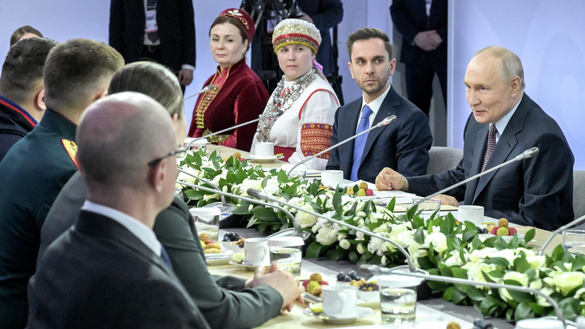 Президент РФ Владимир Путин на встрече с представителями коренных малочисленных народов России в рамках просветительского марафона Знание. Первые в Москве. 30 апреля 2026 Президент РФ Владимир Путин на встрече с представителями коренных малочисленных народов России в рамках просветительского марафона Знание. Первые в Москве. 30 апреля 2026 - РИА Новости, 1920, 30.04.2026