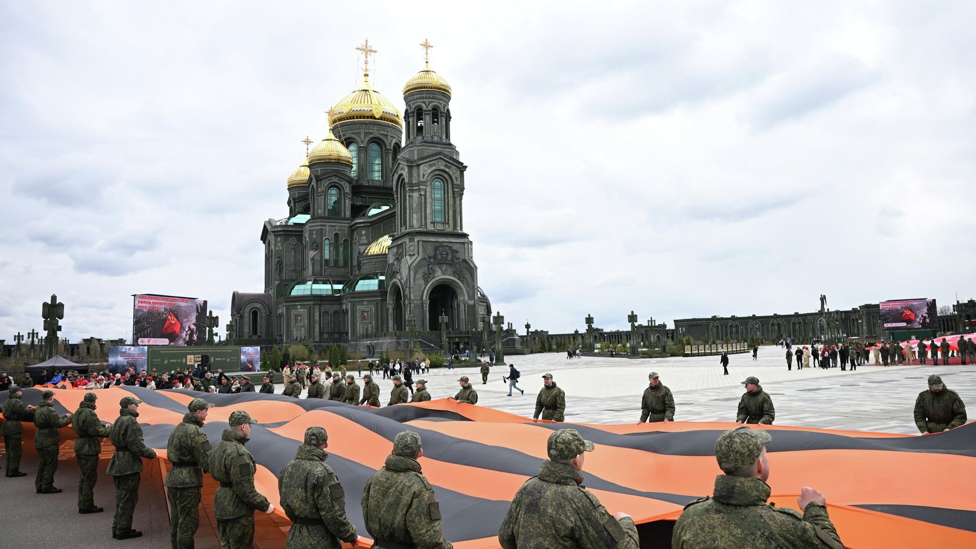 Акция Послание Победителя: Связь поколений 1945–2045 в парке Патриот Акция Послание Победителя: Связь поколений 1945–2045 в парке Патриот - РИА Новости, 1920, 06.05.2026
