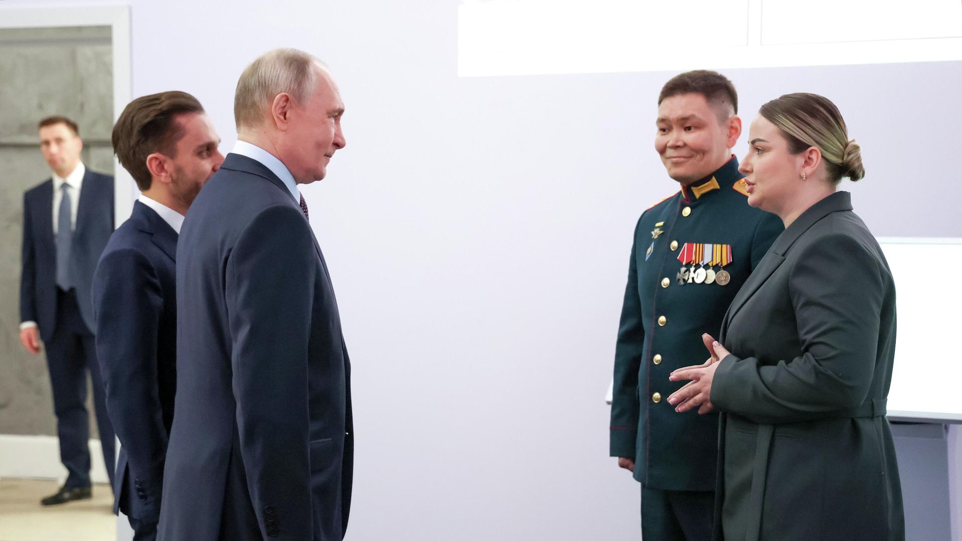 Президент РФ Владимир Путин встретился с супругами Родионом и Кристиной Пуйко, которые вернулись из зоны СВО. 30 апреля 2026 - РИА Новости, 1920, 30.04.2026
