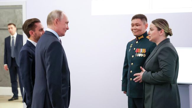 Президент РФ Владимир Путин встретился с супругами Родионом и Кристиной Пуйко, которые вернулись из зоны СВО. 30 апреля 2026