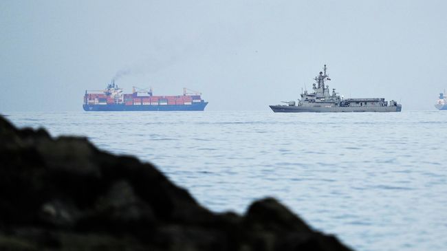 Корабль ВМС ОАЭ и грузовое судно в Ормузском проливе