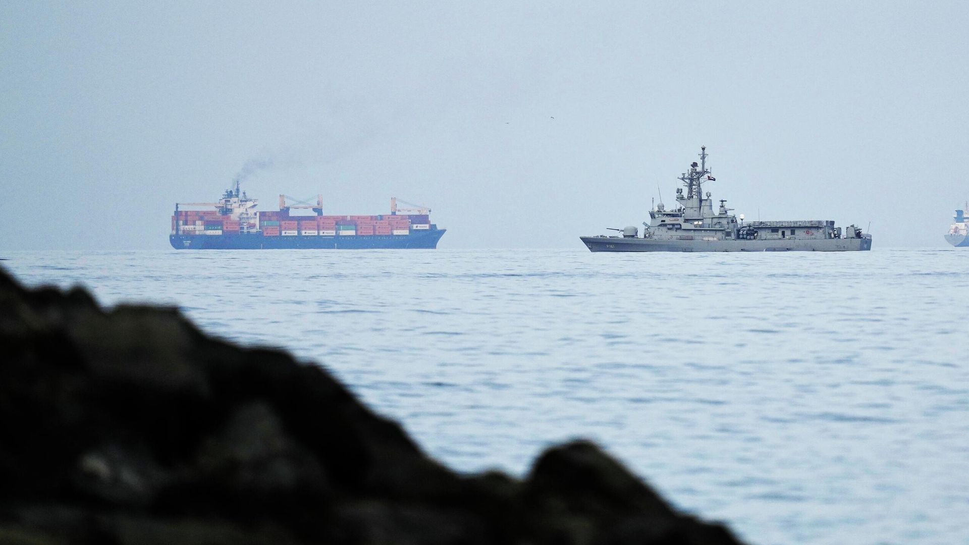 Корабль ВМС ОАЭ и грузовое судно в Ормузском проливе Корабль ВМС ОАЭ и грузовое судно в Ормузском проливе - РИА Новости, 1920, 30.04.2026