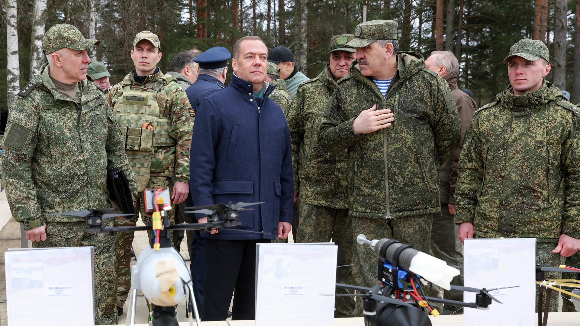 Заместитель председателя Совета безопасности РФ Дмитрий Медведев во время осмотра учебного центра Ленинградского военного округа Заместитель председателя Совета безопасности РФ Дмитрий Медведев во время осмотра учебного центра Ленинградского военного округа - РИА Новости, 1920, 30.04.2026