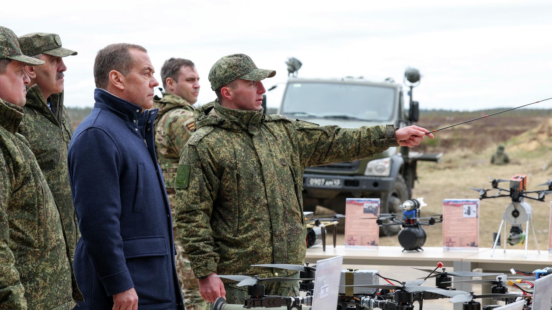 Заместитель председателя Совета безопасности РФ Дмитрий Медведев во время осмотра учебного центра Ленинградского военного округа Заместитель председателя Совета безопасности РФ Дмитрий Медведев во время осмотра учебного центра Ленинградского военного округа - РИА Новости, 1920, 30.04.2026