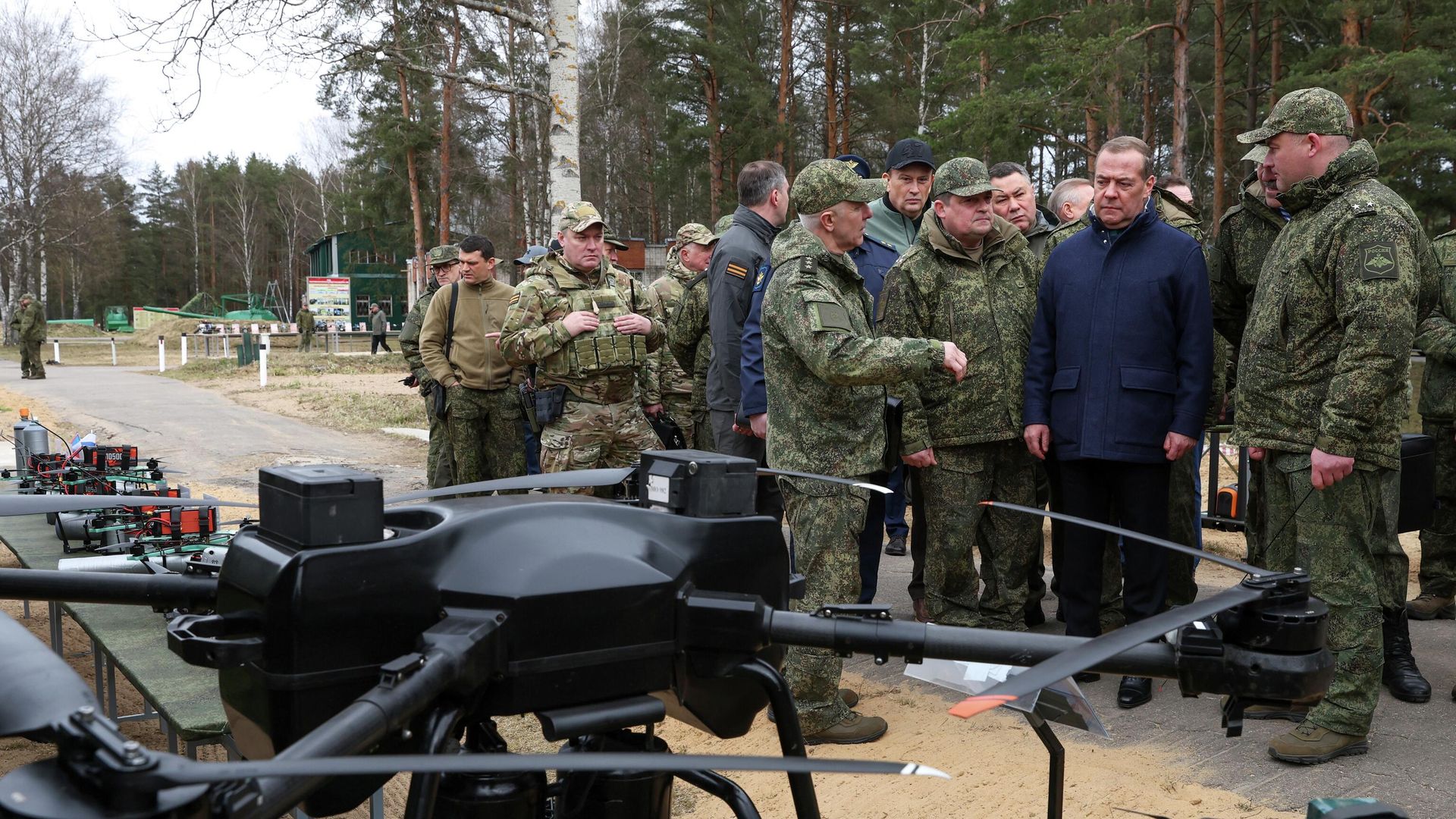 Заместитель председателя Совета безопасности РФ Дмитрий Медведев во время осмотра учебного центра Ленинградского военного округа Заместитель председателя Совета безопасности РФ Дмитрий Медведев во время осмотра учебного центра Ленинградского военного округа - РИА Новости, 1920, 30.04.2026