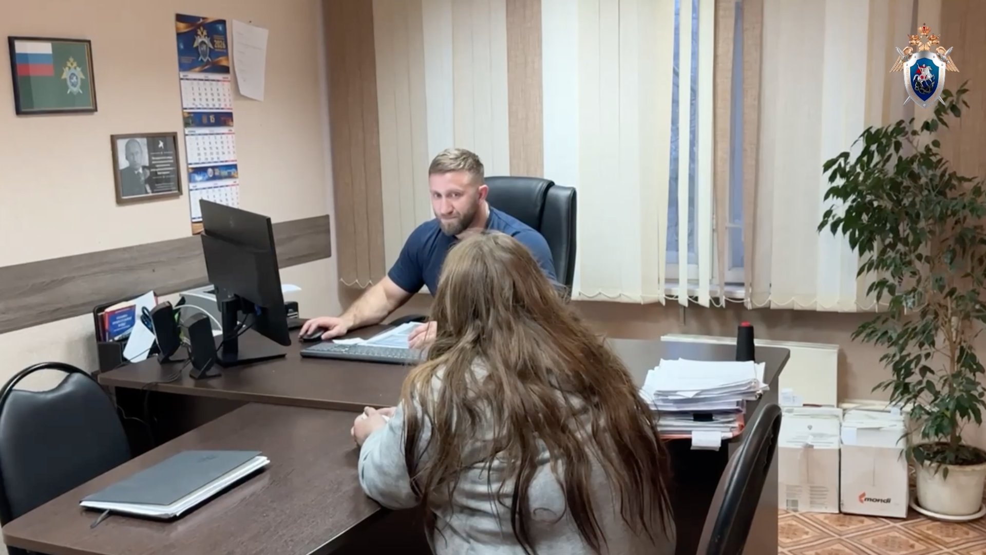 Сотрудник СК допрашивает мать детей, погибших в результате пожара в поселке Дубинино Красноярского края - РИА Новости, 1920, 01.05.2026