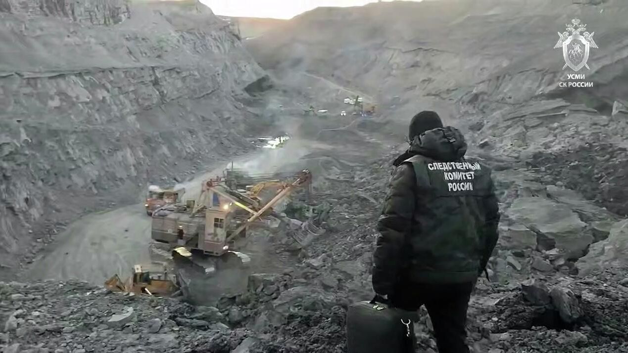 Сотрудник СК РФ на месте обрушения горных масс в угольном карьере в Магаданской области. Кадр видео Сотрудник СК РФ на месте обрушения горных масс в угольном карьере в Магаданской области. Кадр видео - РИА Новости, 1920, 01.05.2026