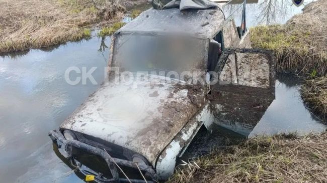 Автомобиль с телами трех мужчин, найденный в поле под Волоколамском в Московской области