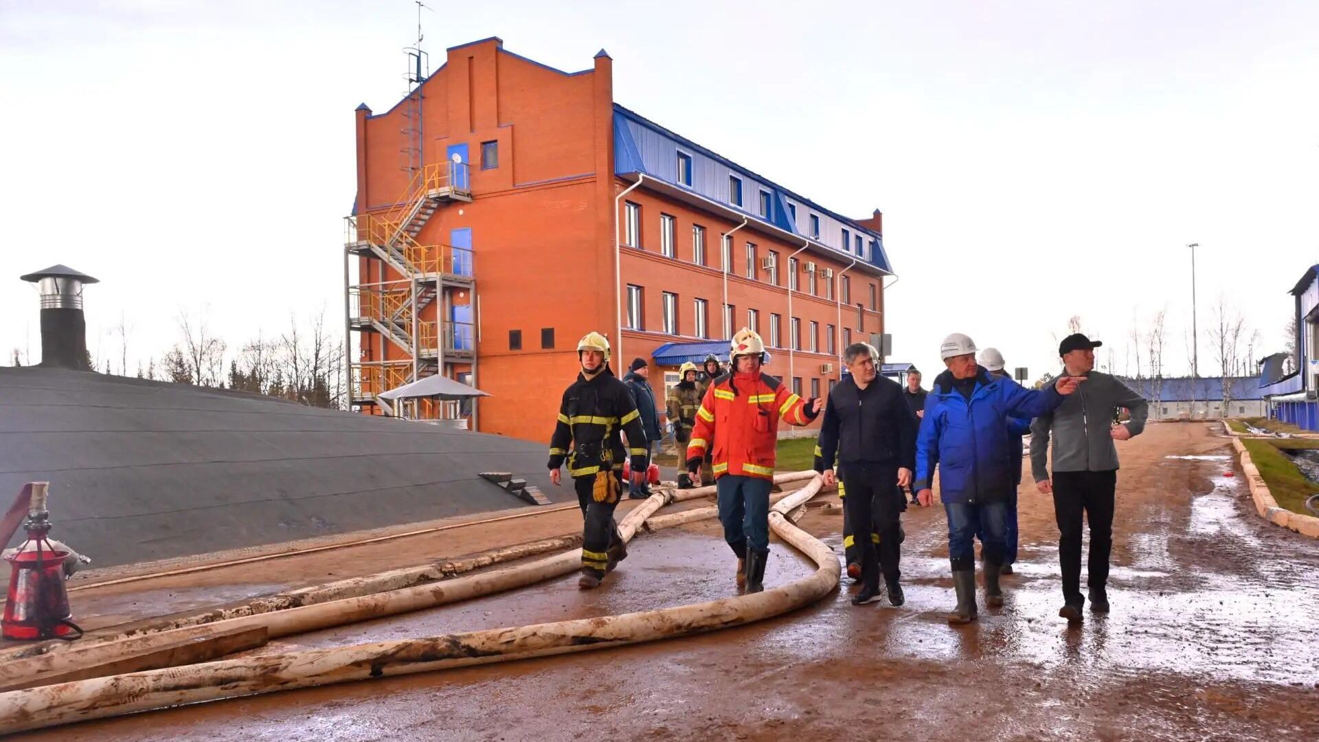Губернатор Пермской Дмитрий Махонин области проводит оперативное совещание на месте тушения пожара на промышленной площадке - РИА Новости, 1920, 01.05.2026