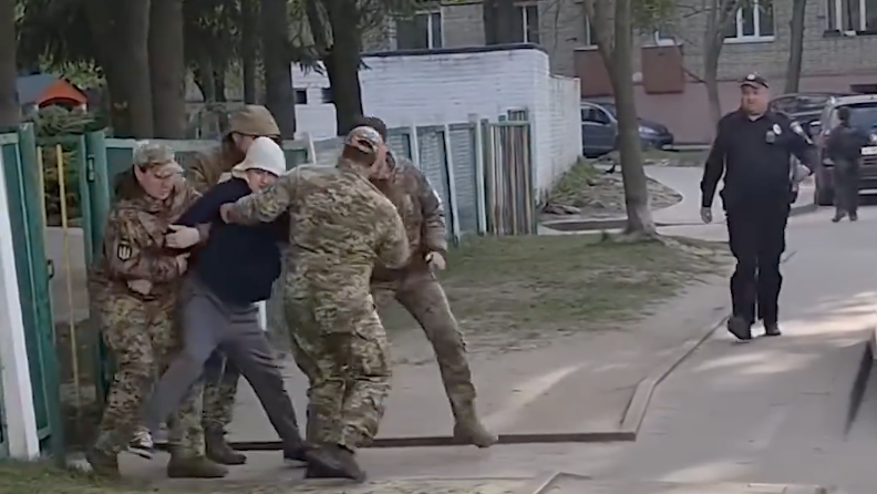 Сотрудники ТЦК насильно мобилизуют мужчину Сотрудники ТЦК насильно мобилизуют мужчину - РИА Новости, 1920, 30.06.2026
