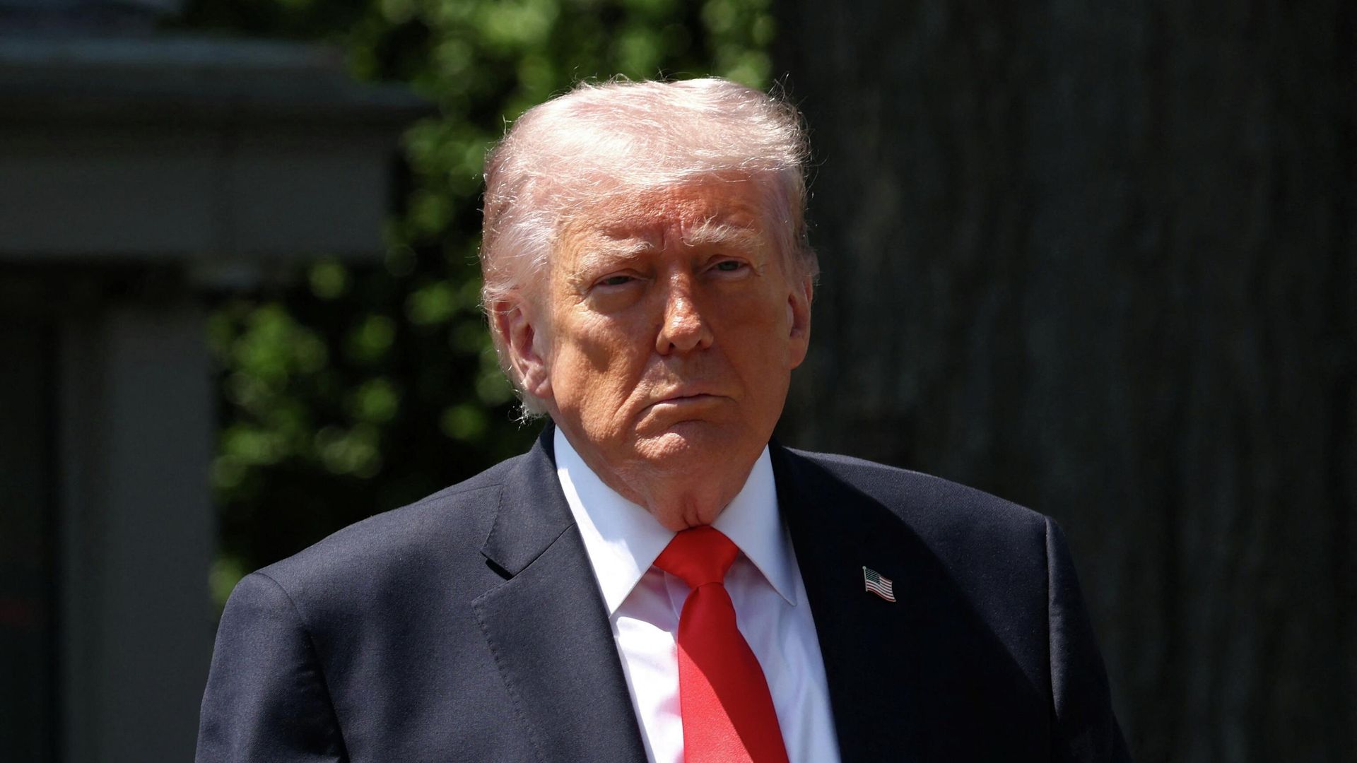 Президент США Дональд Трамп беседует с журналистами у Белого дома Президент США Дональд Трамп беседует с журналистами у Белого дома - РИА Новости, 1920, 01.05.2026