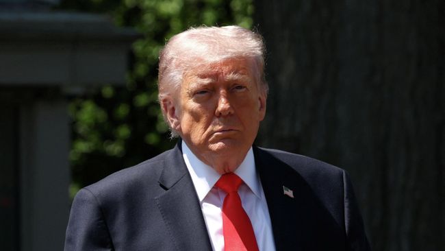 Президент США Дональд Трамп беседует с журналистами у Белого дома