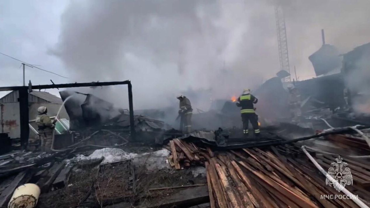 Пожар в частном доме в поселке Высокий в ХМАО Пожар в частном доме в поселке Высокий в ХМАО - РИА Новости, 1920, 02.05.2026