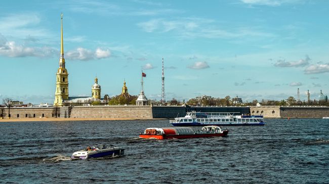 Вид на Петропавловскую крепость и реку Неву в Санкт-Петербурге