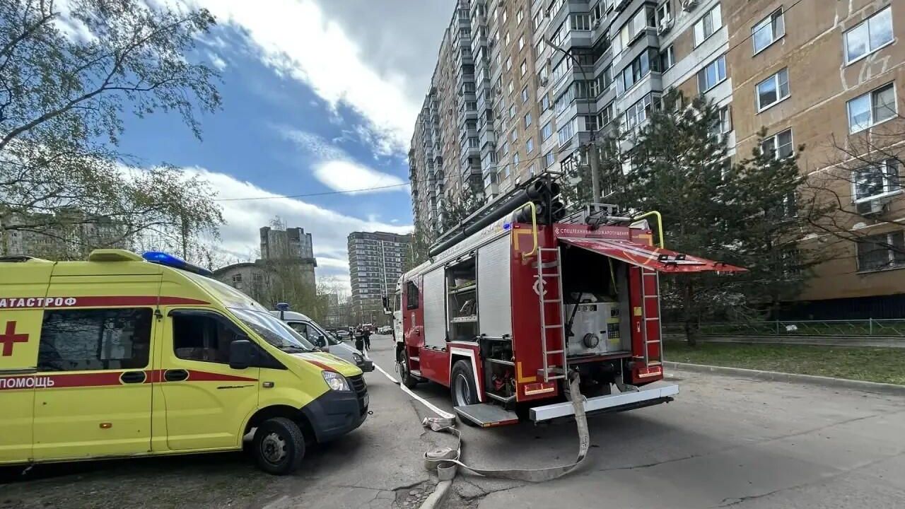 Экстренные службы на месте пожара в многоквартирном доме в Люберцах. 2 мая 2026 Экстренные службы на месте пожара в многоквартирном доме в Люберцах. 2 мая 2026 - РИА Новости, 1920, 02.05.2026