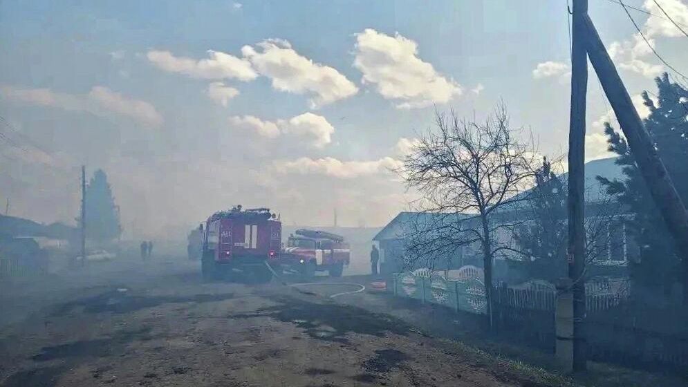 Пожарные расчеты в селе Кучерово Красноярского края Пожарные расчеты в селе Кучерово Красноярского края - РИА Новости, 1920, 03.05.2026
