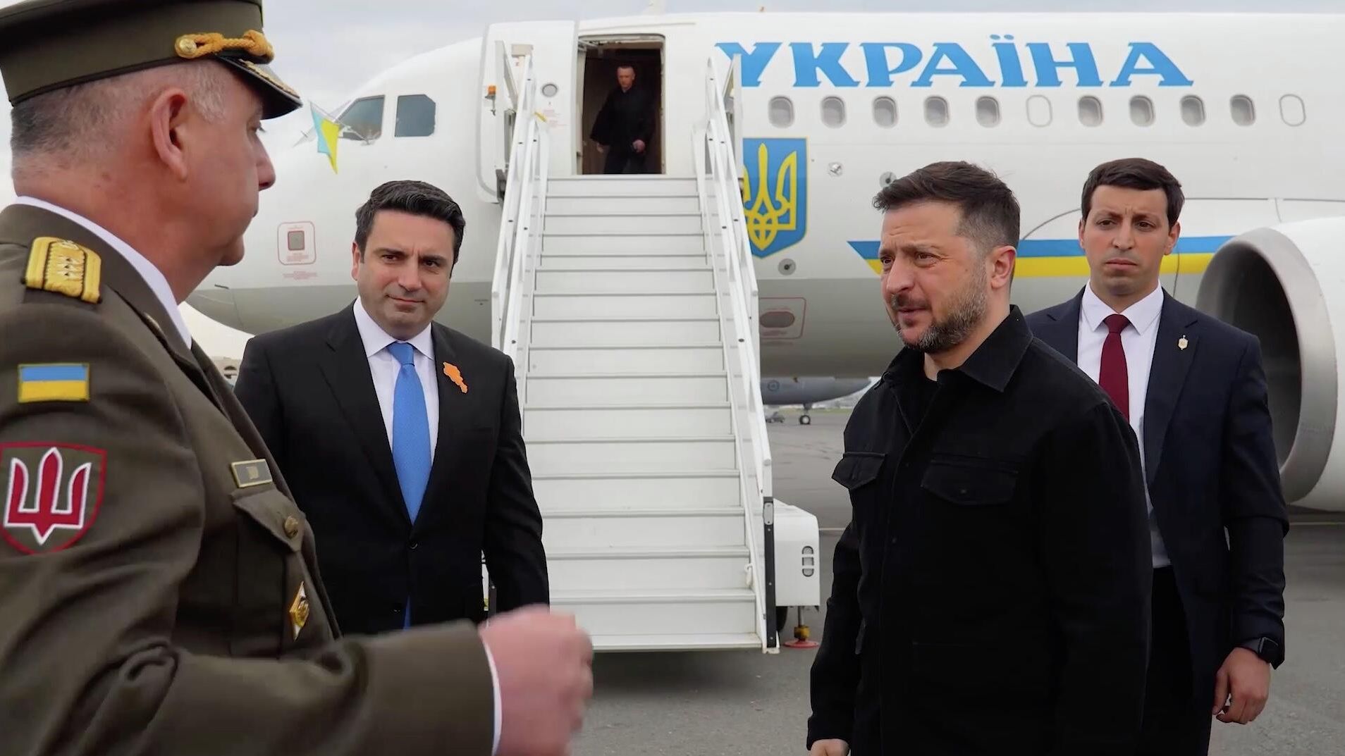 Владимир Зеленский во время прибытия в Ереван Владимир Зеленский во время прибытия в Ереван - РИА Новости, 1920, 03.05.2026