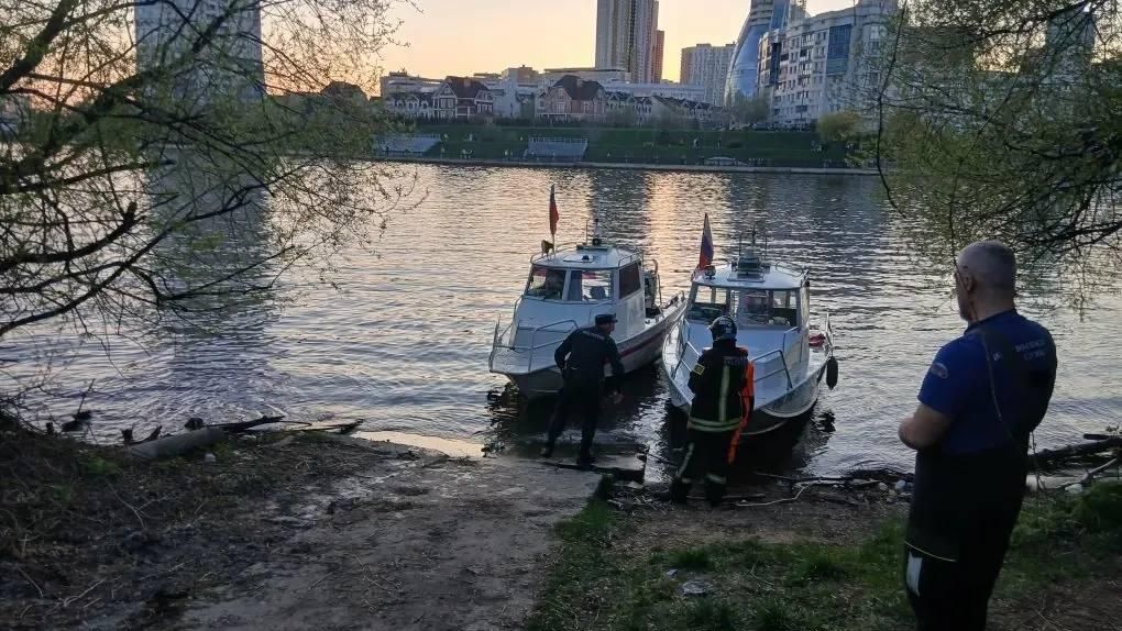 На месте происшествия в Красногорске, где перевернулся катамаран На месте происшествия в Красногорске, где перевернулся катамаран - РИА Новости, 1920, 03.05.2026