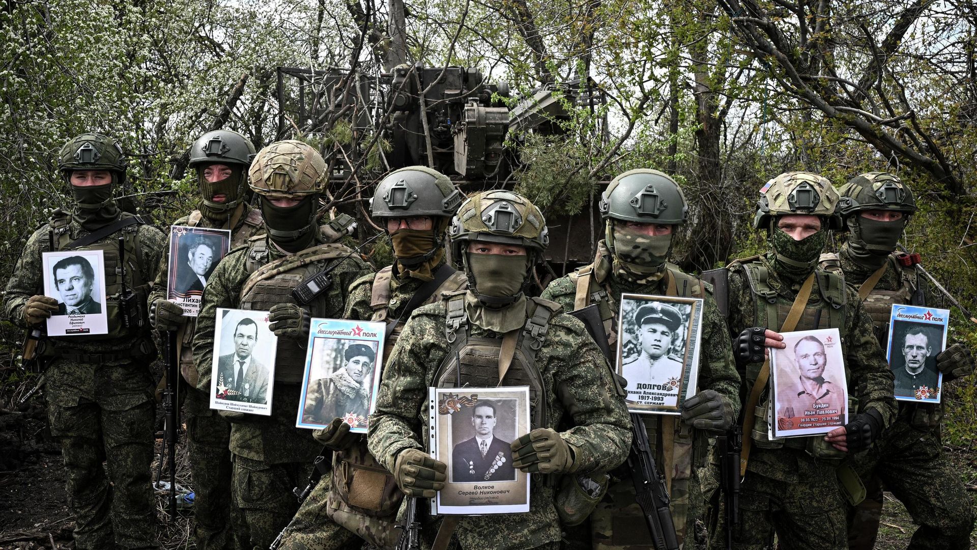 Военнослужащие группировки войск Запад приняли участие в акции Бессмертный полк в зоне СВО Военнослужащие группировки войск Запад приняли участие в акции Бессмертный полк в зоне СВО - РИА Новости, 1920, 05.05.2026