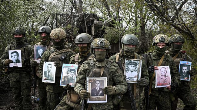 Военнослужащие группировки войск Запад приняли участие в акции Бессмертный полк в зоне СВО Военнослужащие группировки войск Запад приняли участие в акции Бессмертный полк в зоне СВО