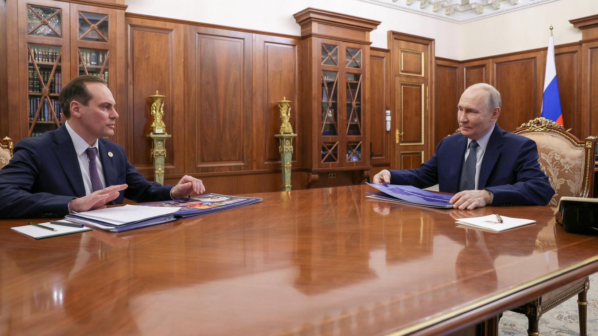 Президент РФ Владимир Путин и глава Республики Мордовия Артем Здунов во время встречи в Кремле - РИА Новости, 1920, 04.05.2026
