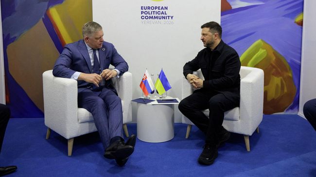 Роберт Фицо и Владимир Зеленский во время встречи в Ереване