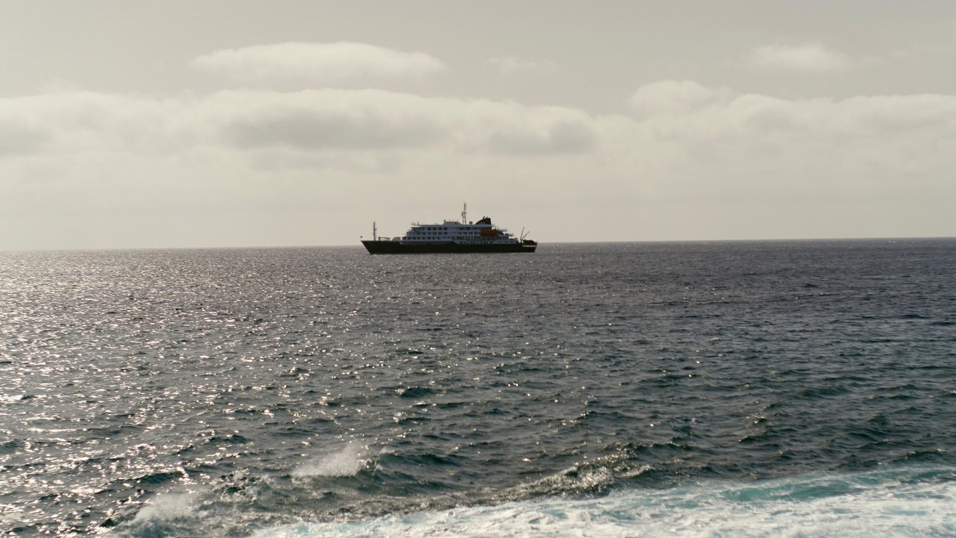Круизный лайнер MV Hondius в порту Прайя, Кабо-Верде Круизный лайнер MV Hondius в порту Прайя, Кабо-Верде - РИА Новости, 1920, 05.05.2026