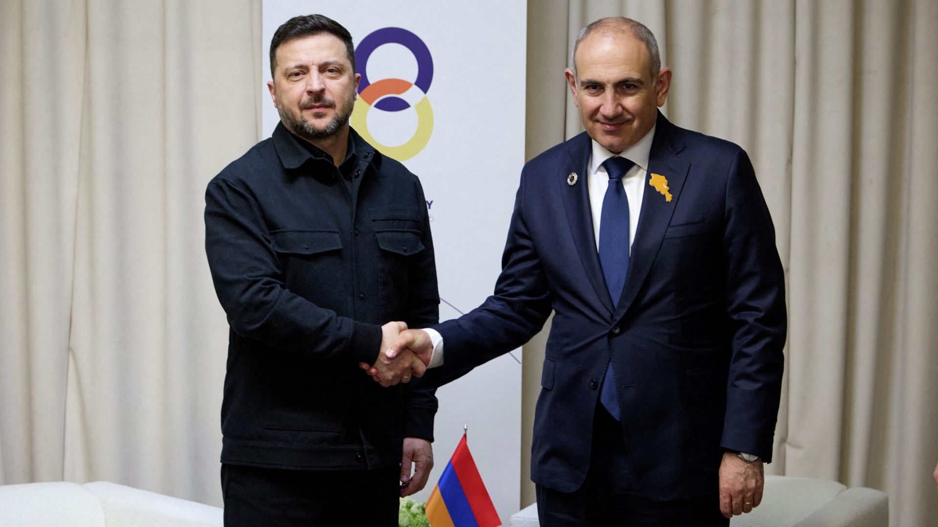 Владимир Зеленский и Никол Пашинян во время встречи в Ереване Владимир Зеленский и Никол Пашинян во время встречи в Ереване - РИА Новости, 1920, 10.05.2026
