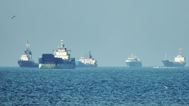 Грузовые корабли стоят на якоре в Ормузском проливе