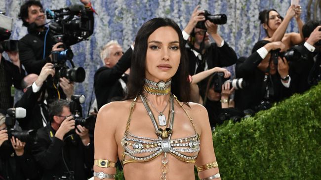 Ирина Шейк на ковровой дорожке Met Gala 2026 в Метрополитен-музее в Нью-Йорке