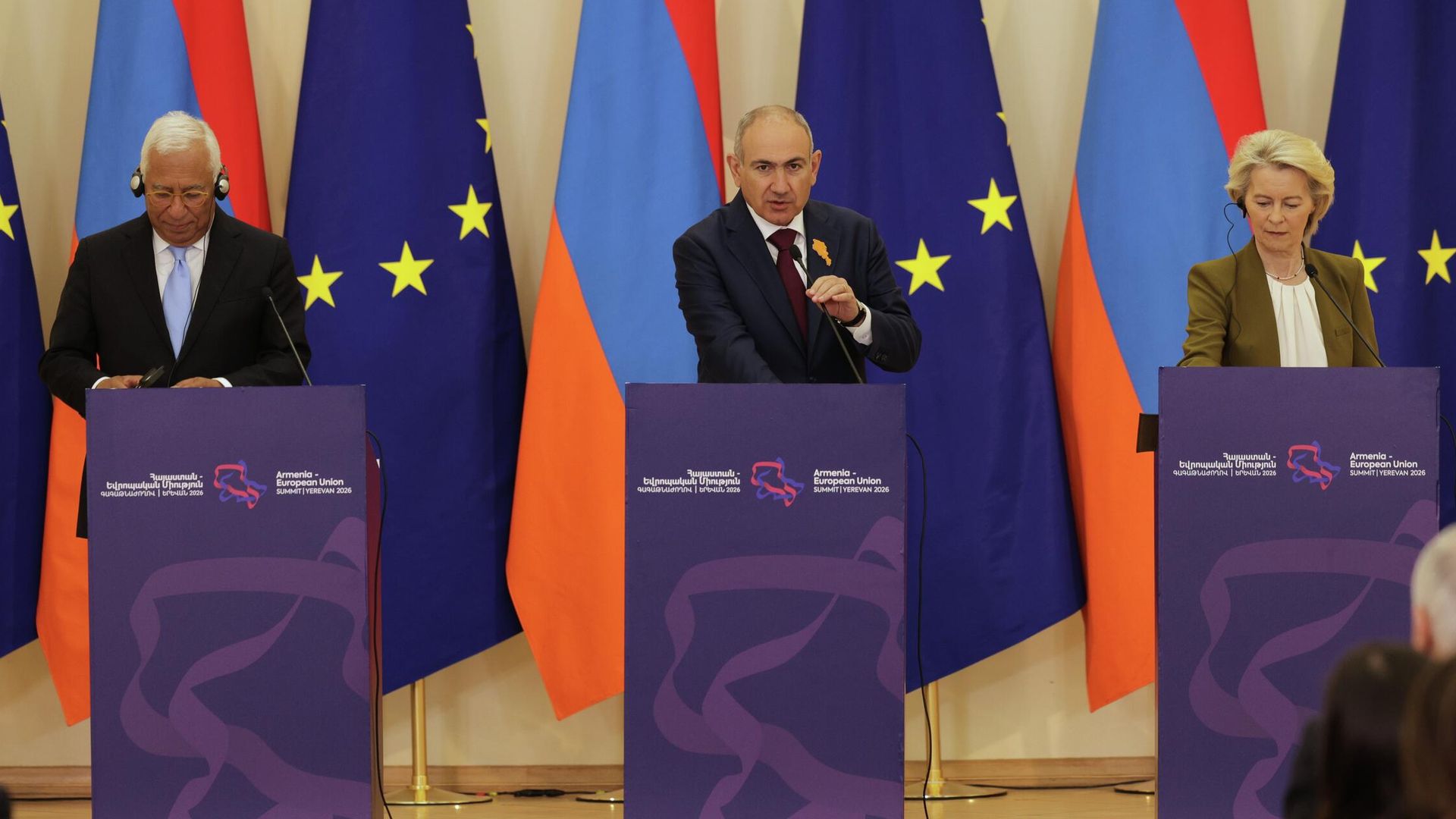 Глава Евросовета Антониу Кошта, премьер-министр Армении Никол Пашинян и председатель ЕК Урсула фон дер Ляйен - РИА Новости, 1920, 05.05.2026