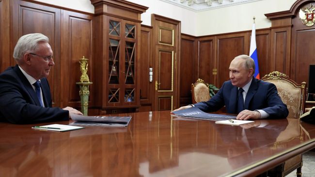 Президент РФ Владимир Путин и генеральный директор ПАО КамАЗ Сергей Когогин во время встречи
