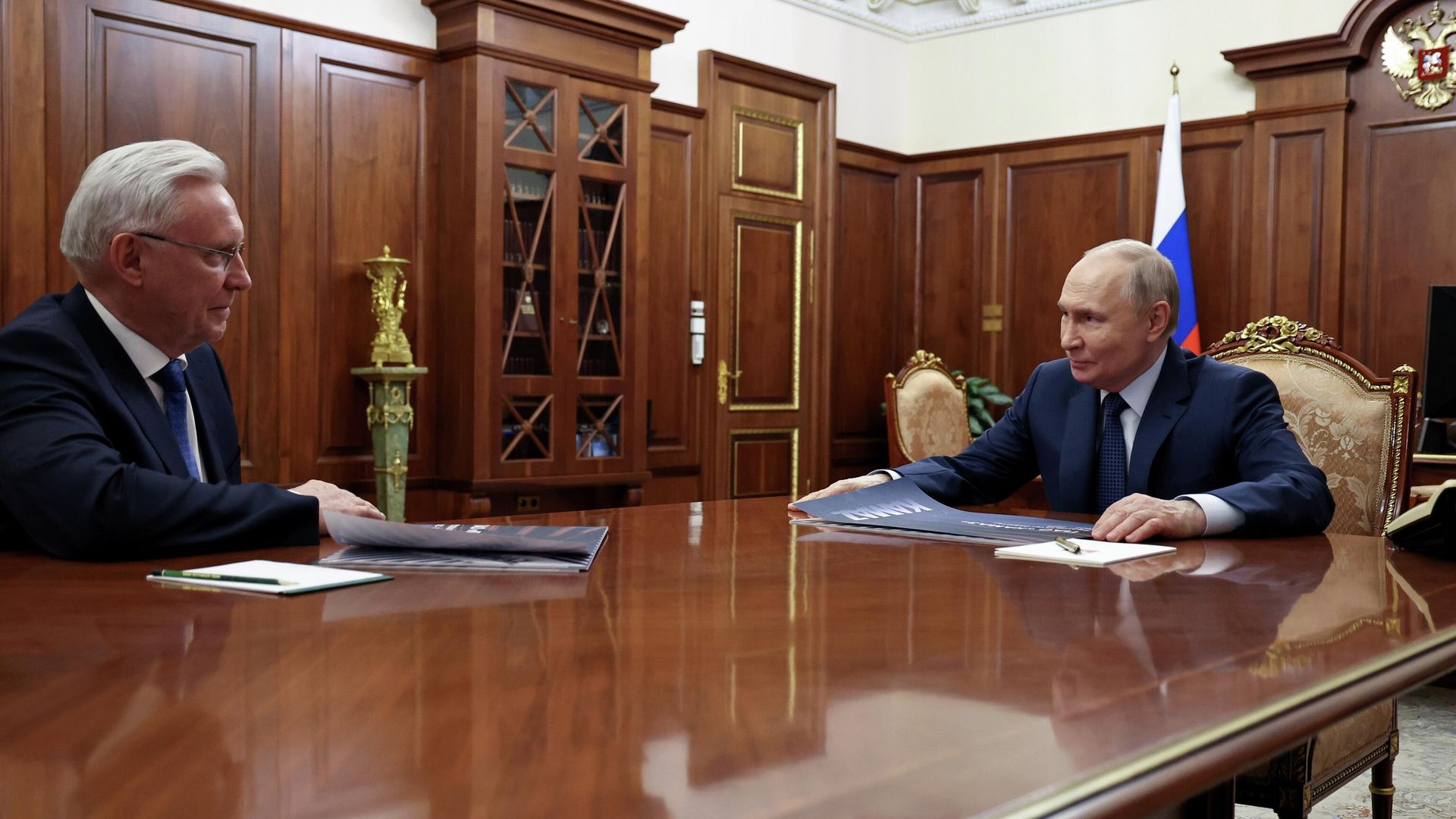 Президент РФ Владимир Путин и генеральный директор ПАО КамАЗ Сергей Когогин во время встречи - РИА Новости, 1920, 05.05.2026