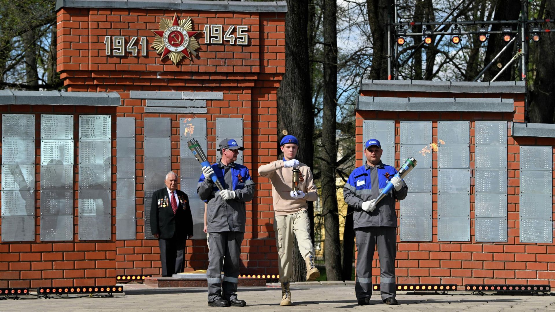 Участник движения Юнармия и сотрудники Газпрома во время церемонии зажжения Вечного огня в Торжке Участник движения Юнармия и сотрудники Газпрома во время церемонии зажжения Вечного огня в Торжке - РИА Новости, 1920, 05.05.2026