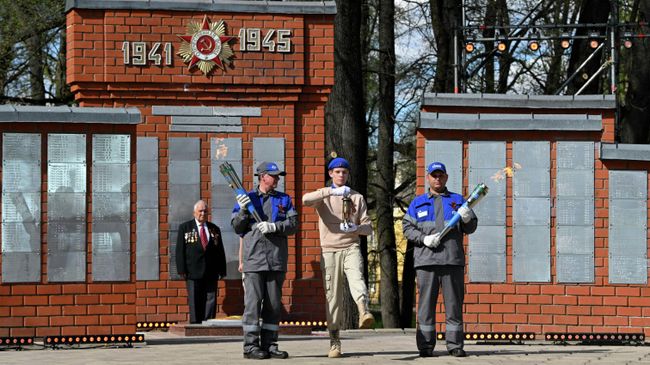 Участник движения Юнармия и сотрудники Газпрома во время церемонии зажжения Вечного огня в Торжке