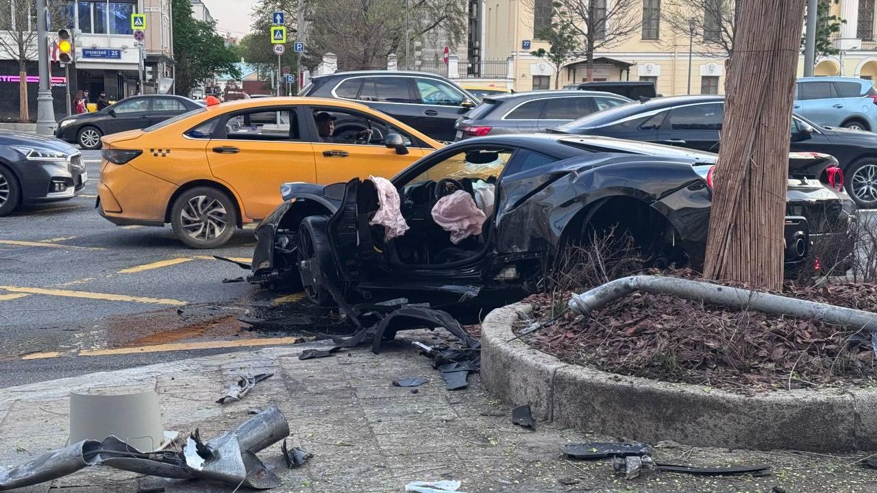 Последствия аварии на Зубовском бульваре в Москве Последствия аварии на Зубовском бульваре в Москве - РИА Новости, 1920, 05.05.2026