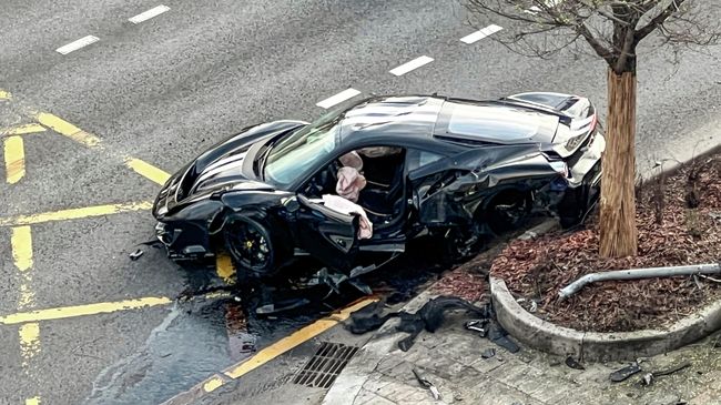 Рэпер Navai попал в аварию на Ferrari у Парка культуры в Москве