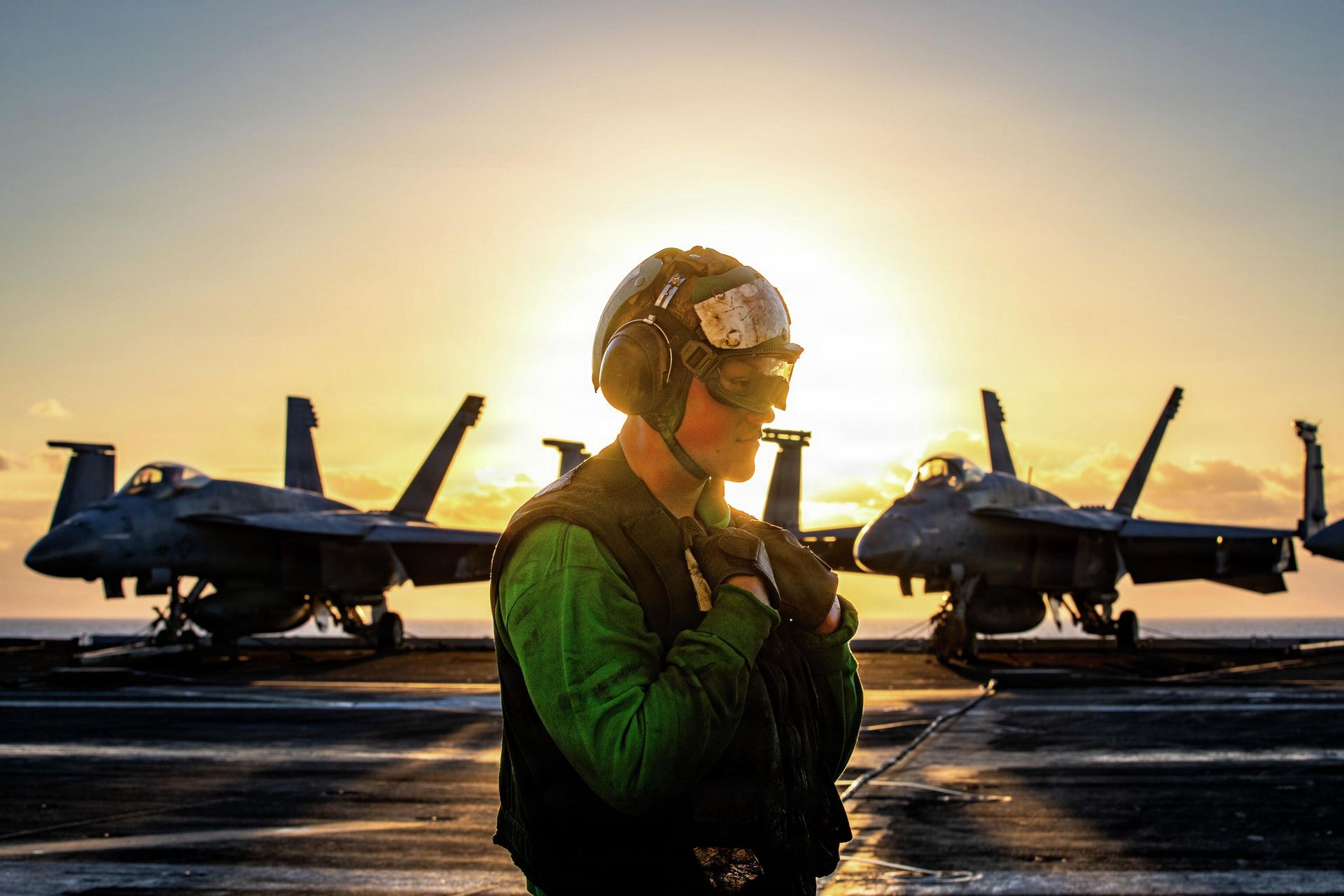 Американский военный на палубе авианосца USS Gerald R. Ford во время операции Эпическая ярость - РИА Новости, 1920, 28.07.2026