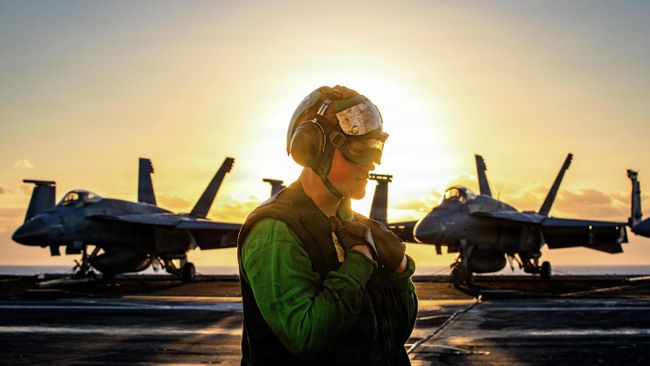 Американский военный на палубе авианосца USS Gerald R. Ford во время операции Эпическая ярость