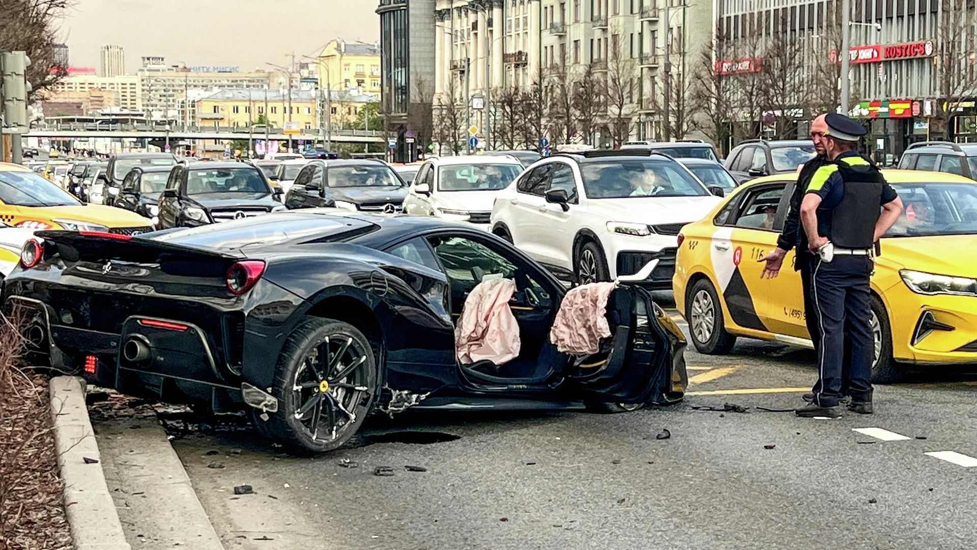 Рэпер Navai попал в аварию на Ferrari на Зубовском бульваре в Москве - РИА Новости, 1920, 05.05.2026