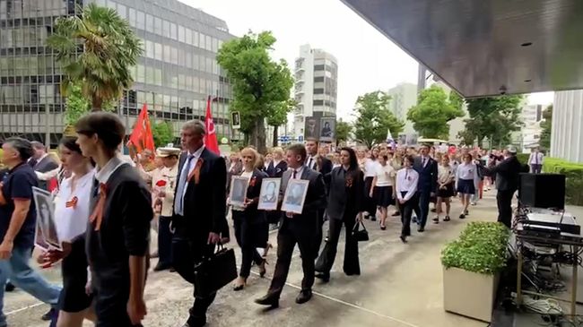 Акция Бессмертный полк в посольстве России в Токио