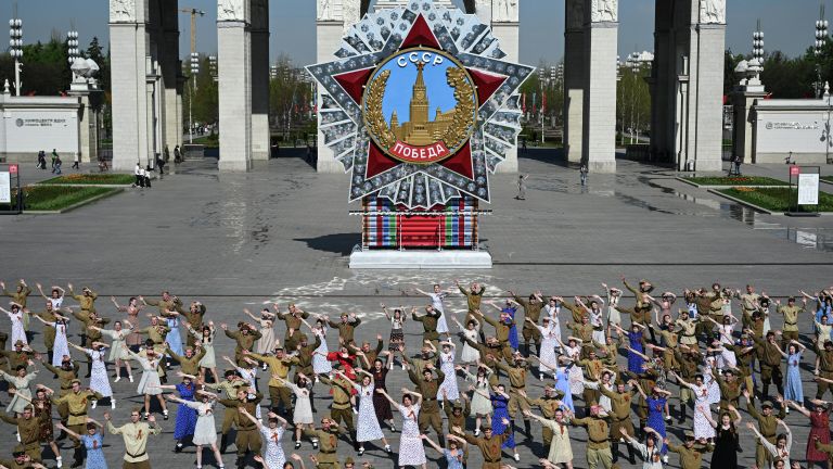 Участники акции Вальс Победы в Москве