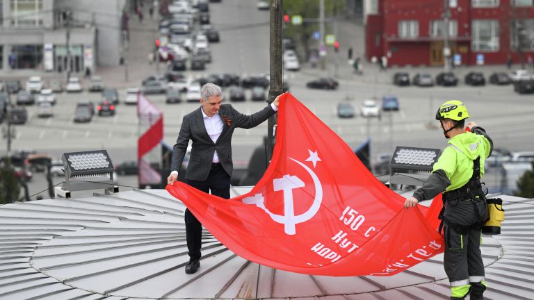 Установка Знамени Победы над куполом Новосибирского театра оперы и балета