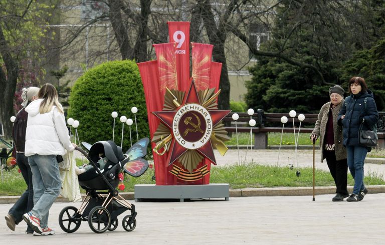 Украшение в Донецке, установленное ко Дню Победы