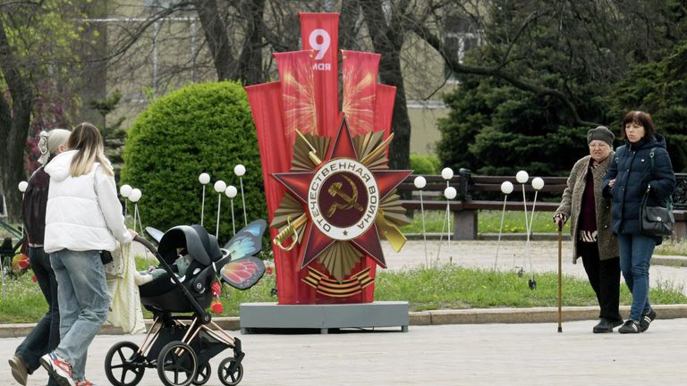 Украшение в Донецке, установленное ко Дню Победы