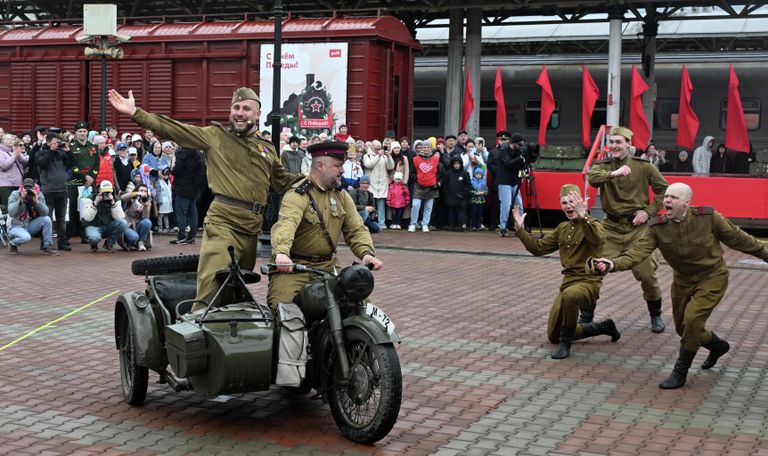 Театрализованное выступление после прибытия Поезда Победы в Красноярск