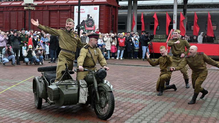 Театрализованное выступление после прибытия Поезда Победы в Красноярск
