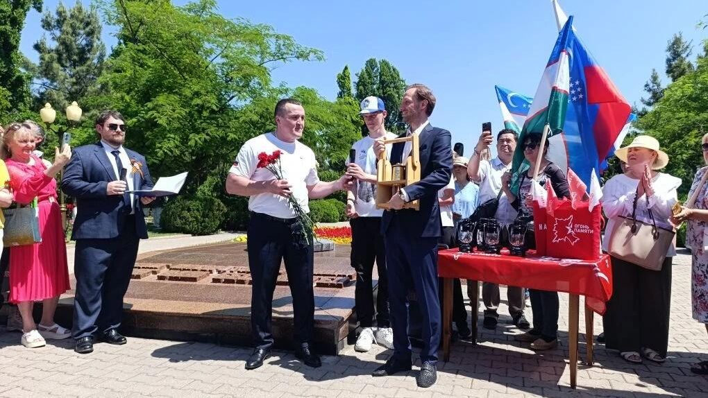 Чемпион мира по боксу Денис Лебедев и активисты Народного фронта доставили частицу Вечного огня из Москвы в Ташкент Чемпион мира по боксу Денис Лебедев и активисты Народного фронта доставили частицу Вечного огня из Москвы в Ташкент - РИА Новости, 1920, 06.05.2026