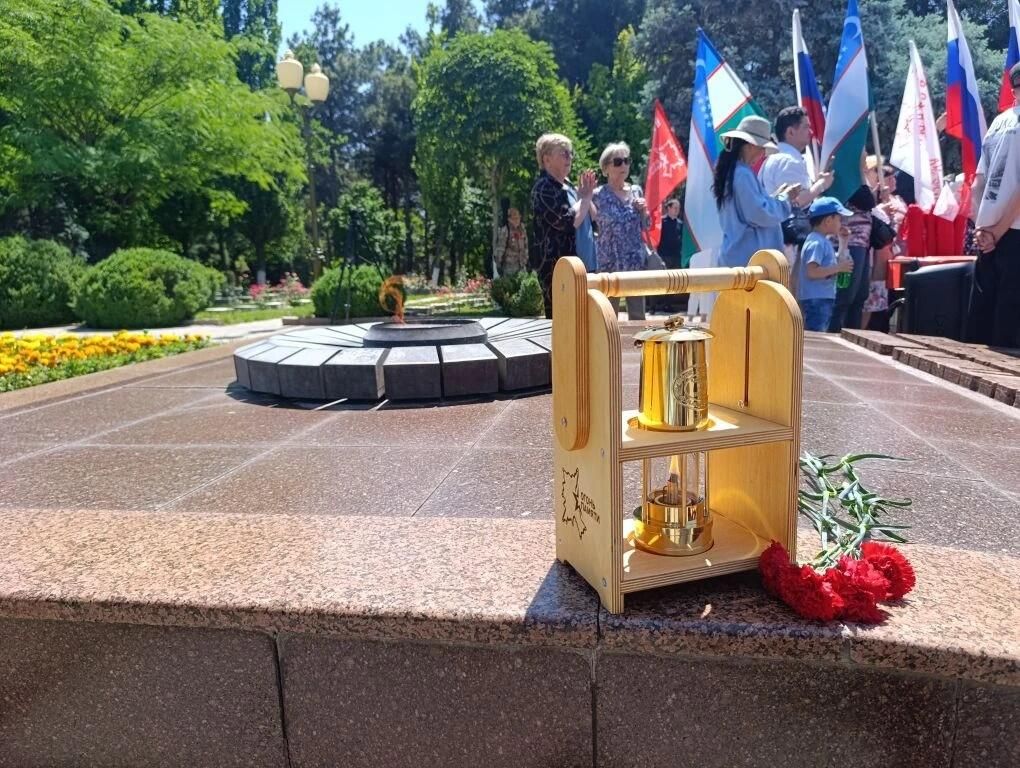 Чемпион мира по боксу Денис Лебедев и активисты Народного фронта доставили частицу Вечного огня из Москвы в Ташкент Чемпион мира по боксу Денис Лебедев и активисты Народного фронта доставили частицу Вечного огня из Москвы в Ташкент - РИА Новости, 1920, 06.05.2026